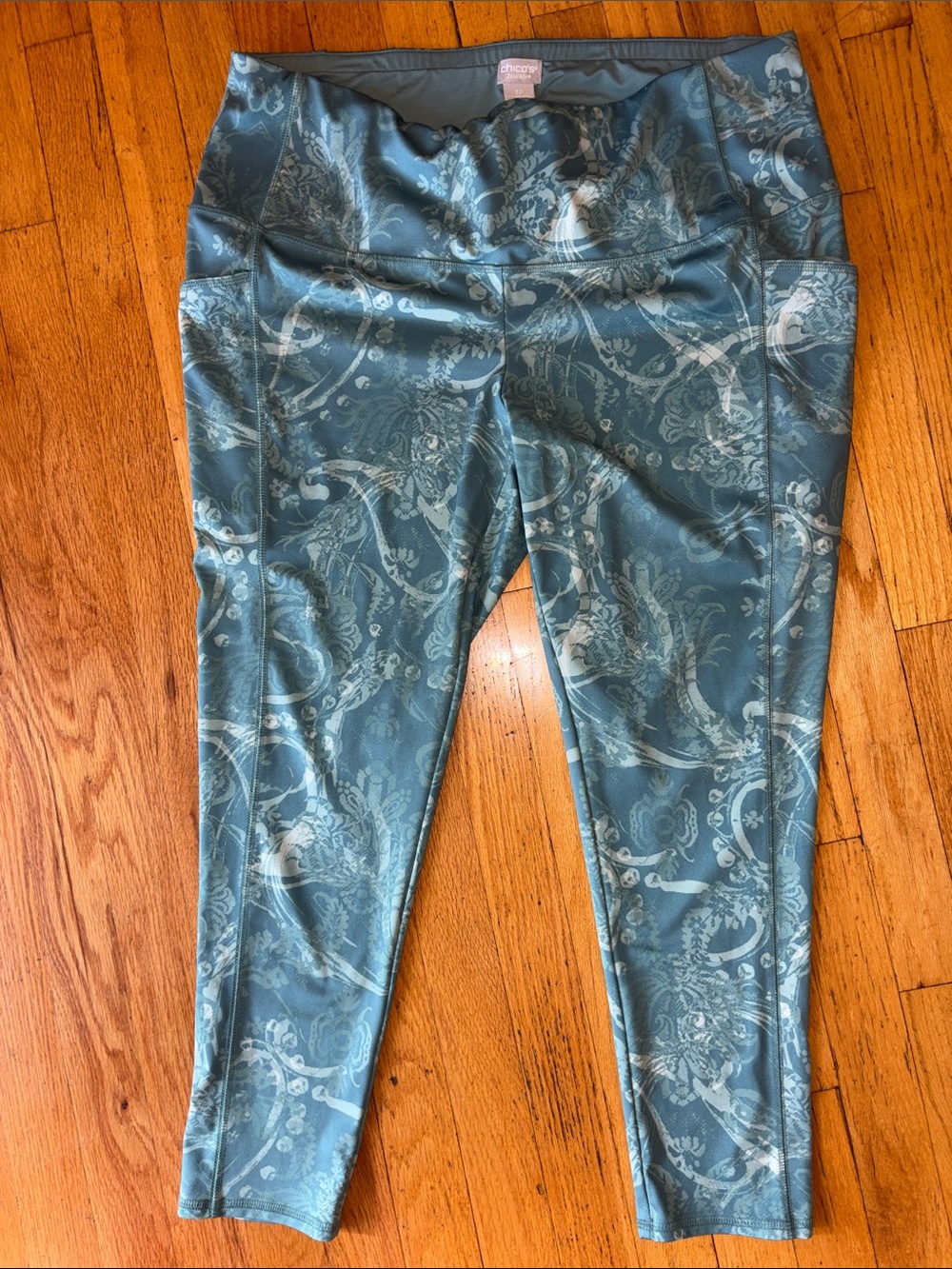 Chico's Zenergy Teal Scroll-Print Capri Leggings 16/18 petite.